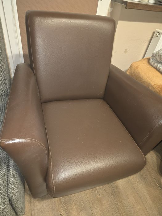 Fotel brązowy w dobrym stanie