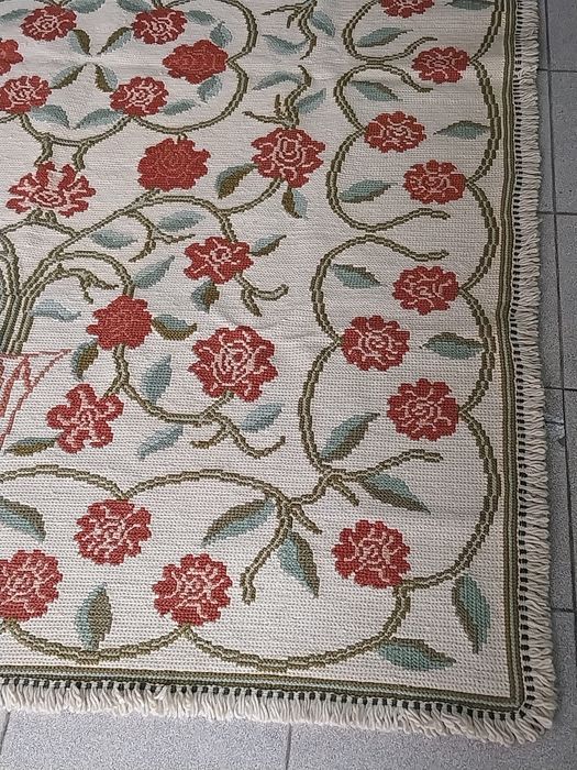 Tapete de arraiolos feito a mao