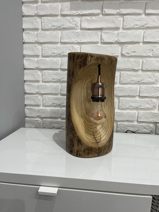 Lampka z drewna recznie wykonana.