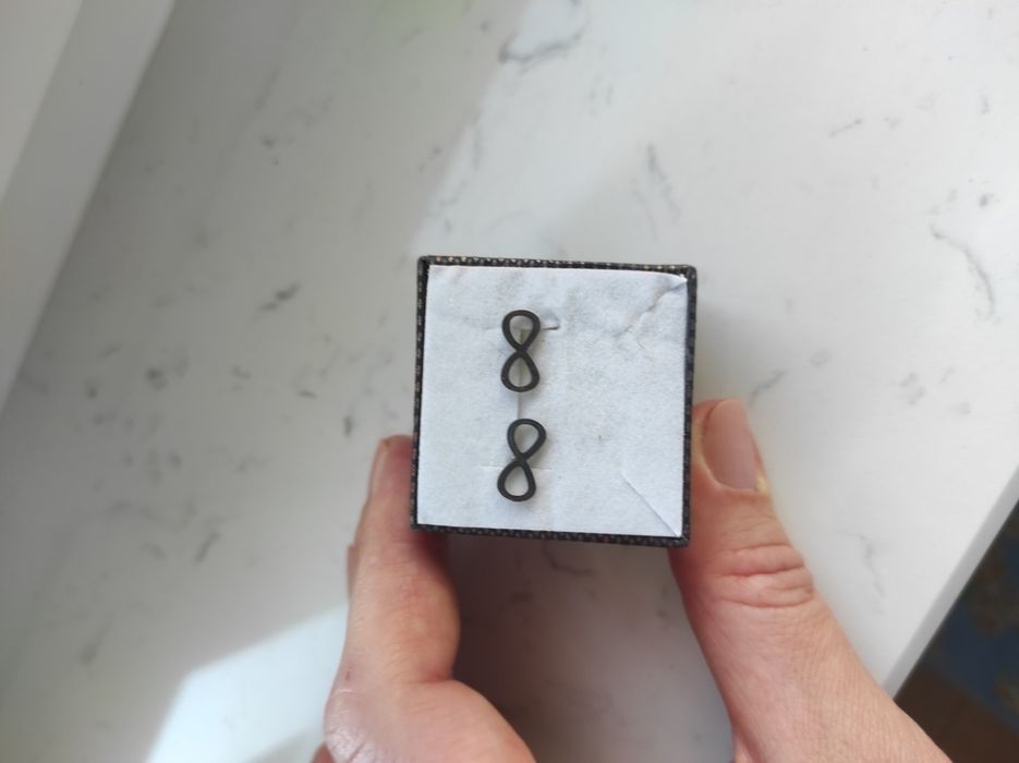 Kolczyki znak nieskończoności wkrętki w kolorze srebrnym