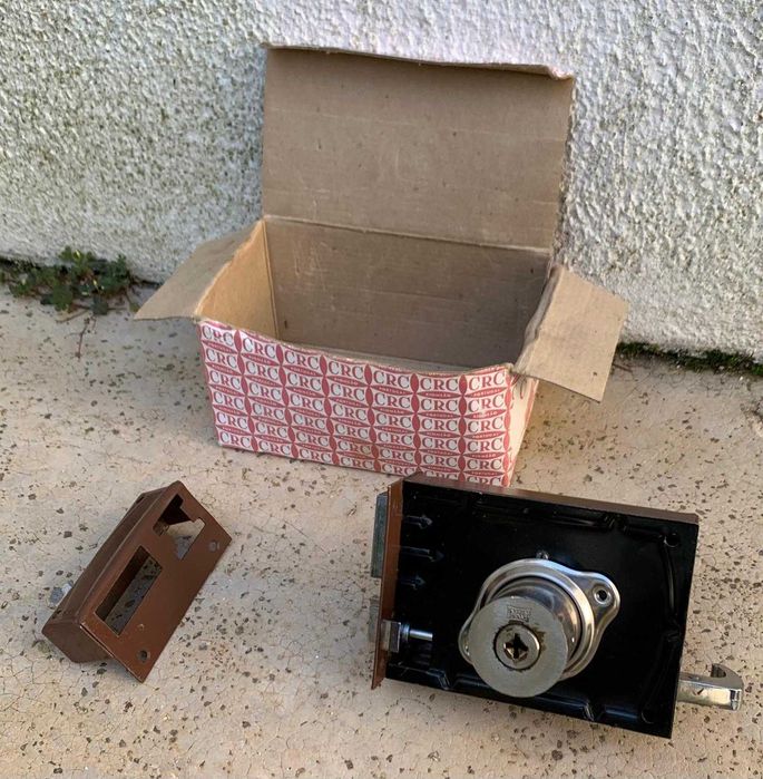 Fechaduras CRC 249 de sobrepor, com canhão de 4 entradas