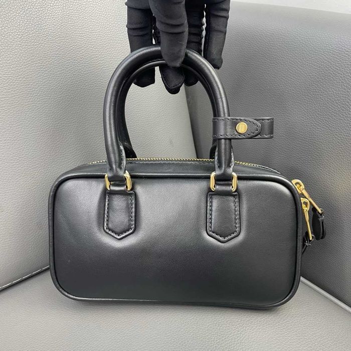 MiuMiu Czarna Torebka - Antykwa Inspiracja i Elegancja