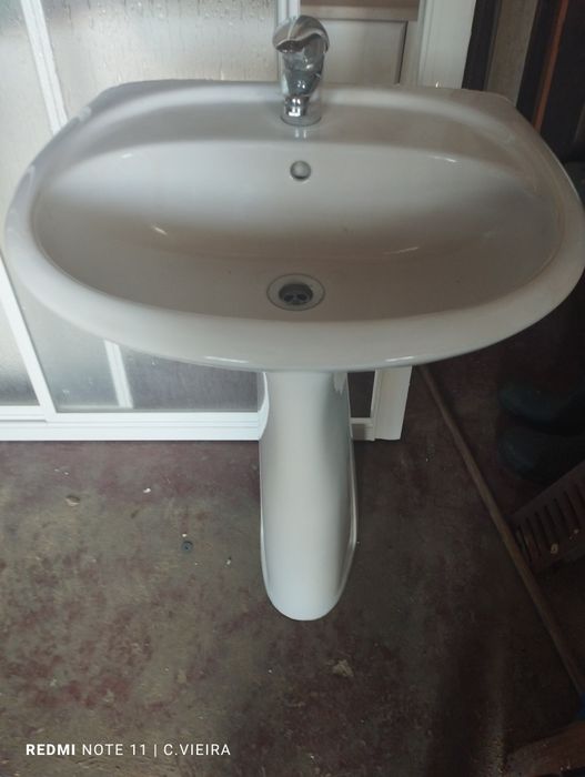 Lavatório branco com torneira