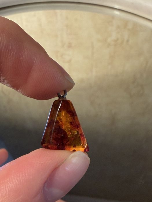 Zawieszka z bursztynu naturalnego | 1,5 cm | Piękne refleksy