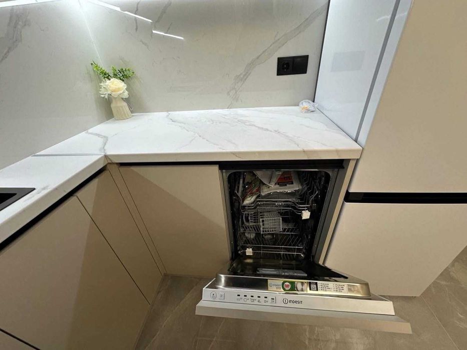 Продаж новенької квартири поряд з Центром по вул.Білогірська