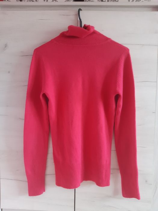 Różowy sweter z golfem