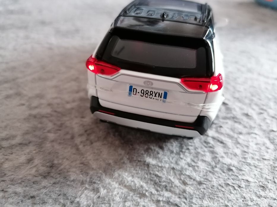 Autko Toyota RAV 4, model w skali 1:32 światła i dźwięk