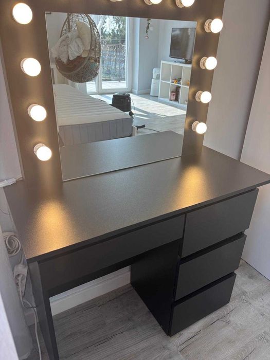 Czarna toaletka z oświetleniem