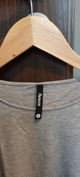 Szara koszulka z odkrytymi ramionami