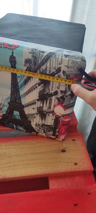 Quadros decorativo e puff de arrumação