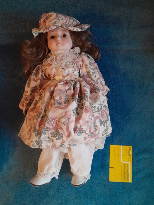 Bonecas de porcelana e de trajes tradicionais