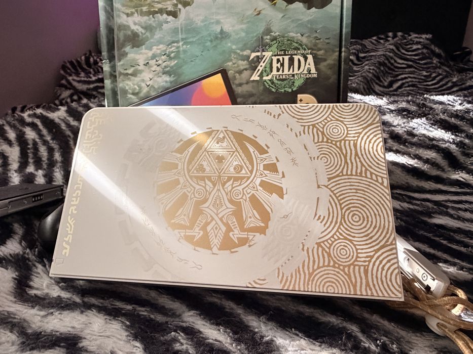 Nintendo Switch OLED Zelda Edition + Skull & Co. NeoGrip