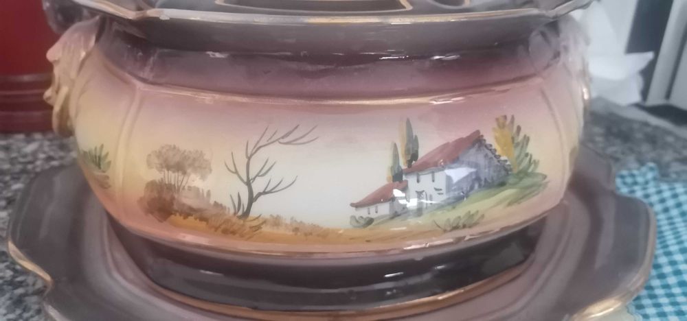 Terrina antiga em faiança de Alcobaça