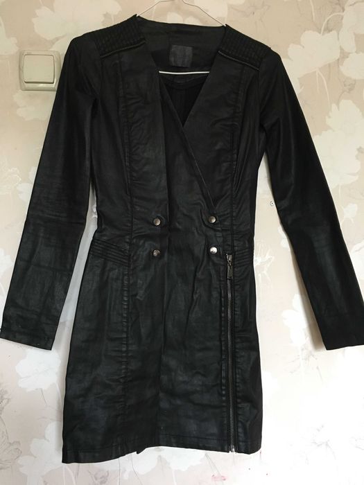 Черное платье Guess