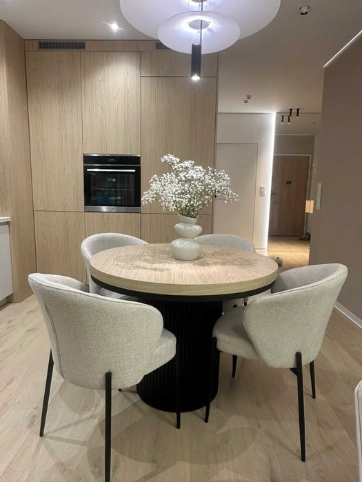 Stół okrągły rozkładany z ryflowaną podstawą, lamel, kaszmir