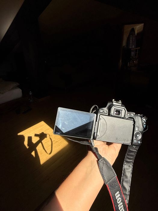 Máquina Canon EOS 250d