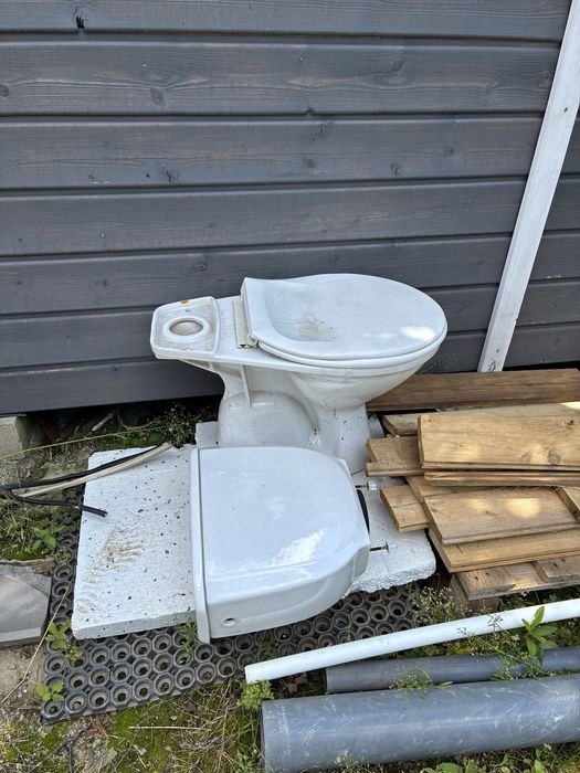 Wydam za darmo  toalete WC