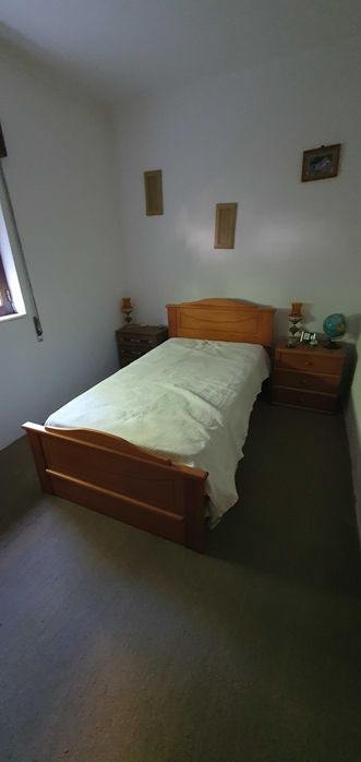 Quarto com Cama de solteiro e roupeiro