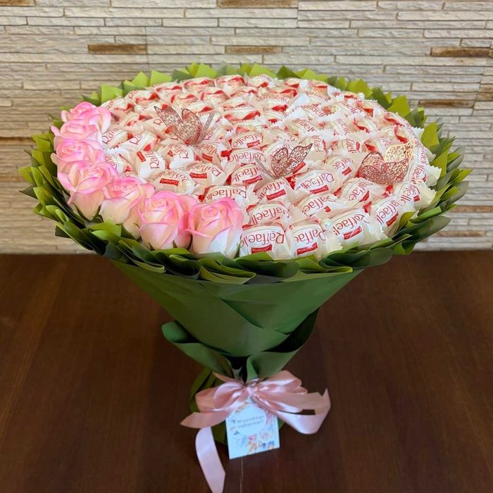 Prezent na 70 urodziny. Bukiet Raffaello 70 szt i mydlanych róż. Ślub