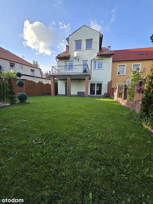 Dom z tarasem i ogrodem w spokojnej okolicy , 132,8 m2 + poddasze 60m2