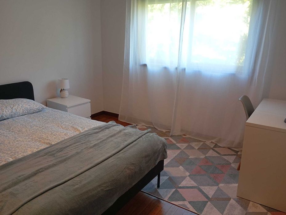 Quarto moderno, confortável e tranquilo
