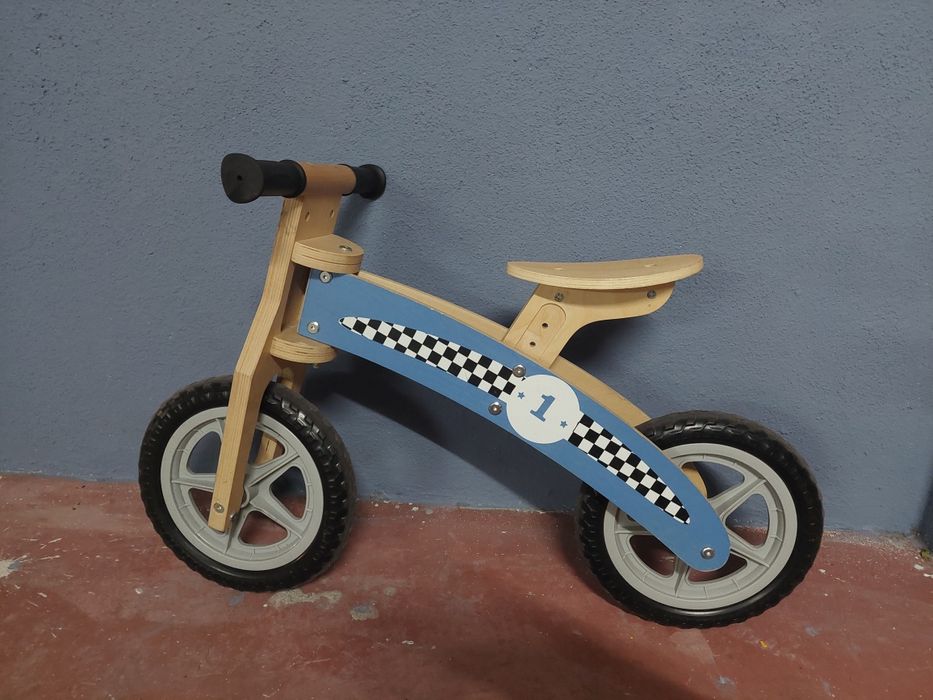 Bicicleta madeira sem pedais