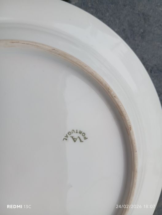 Diversos pratos porcelana