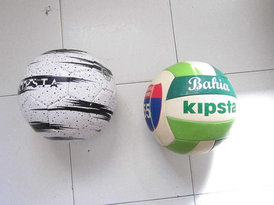 Bolas de futebol e de volei de praia Kipsta/Decathlon