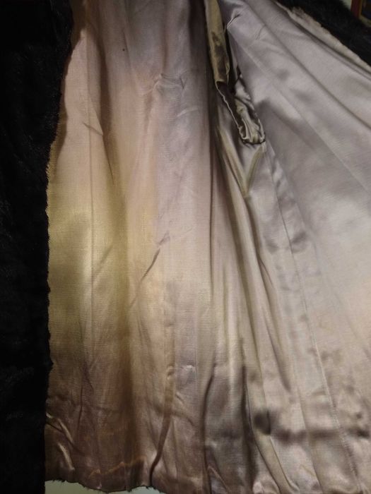 Damski płaszcz naturalne futro z kóz syberyjskich, koloru czarnego.