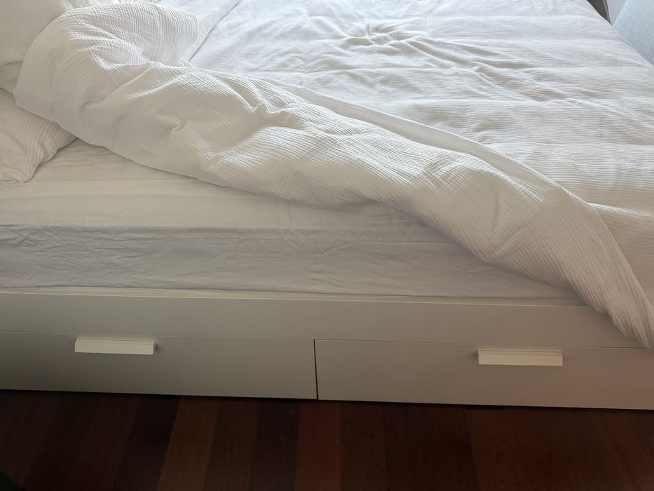 Cama de casal com 4 gavetas de arrumação + colchão | 145x210 cm