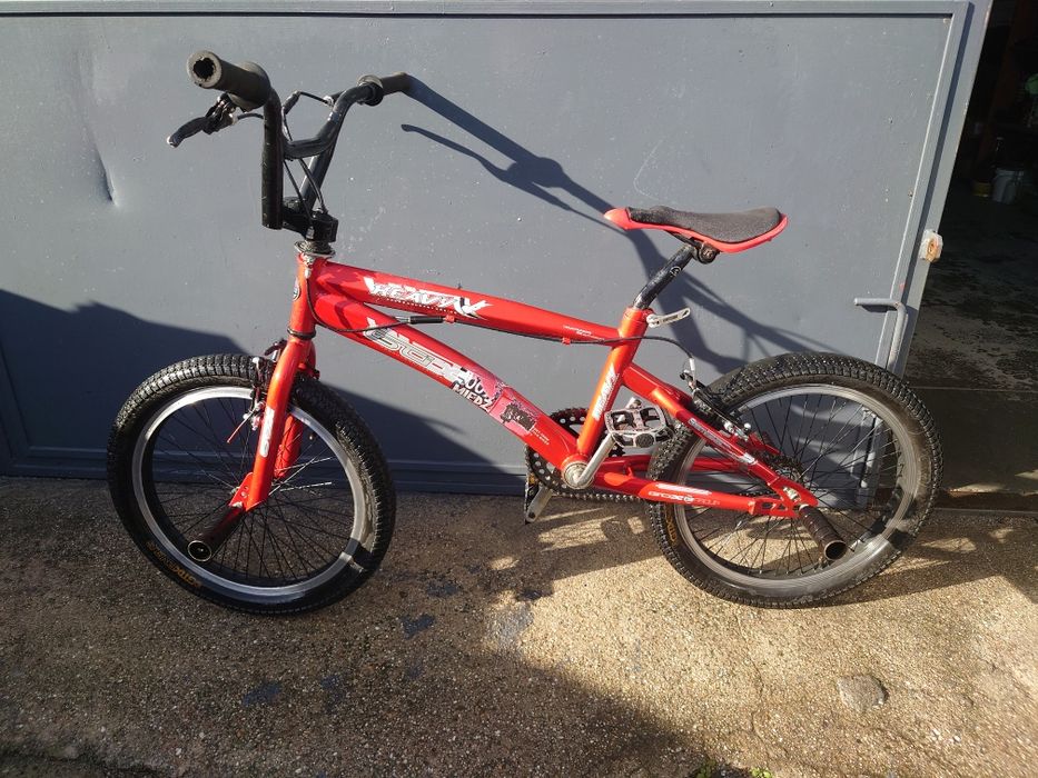 Rower BMX z pegami