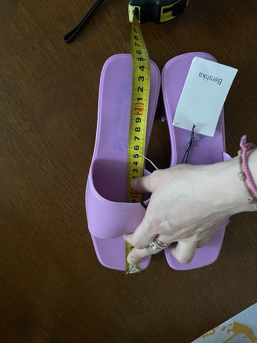 Klapki liliowe żelowe. Bershka