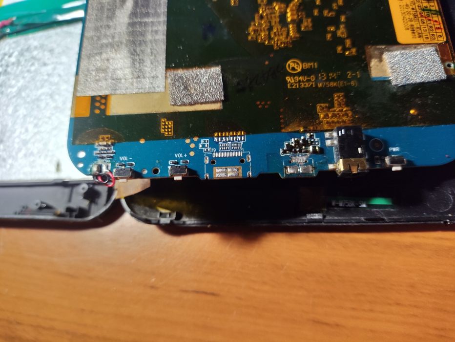 Планшет PRESTIGIO PMP7170B3GCE, на деталі