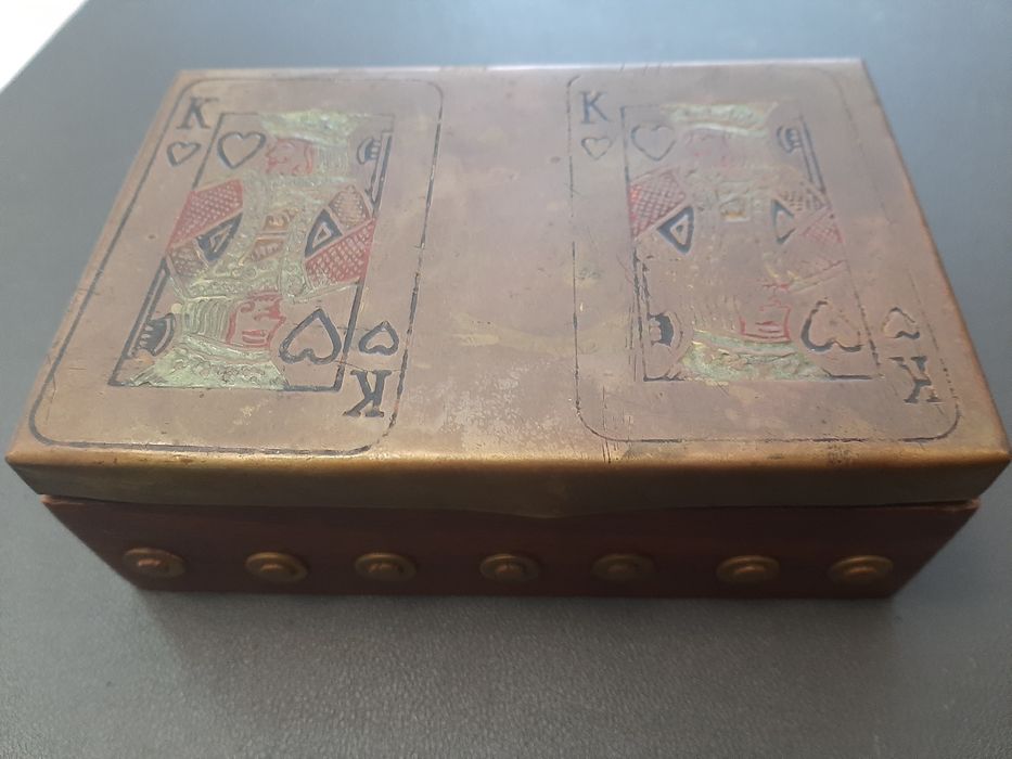 Caixa de cartas, em madeira, com tampo em latão