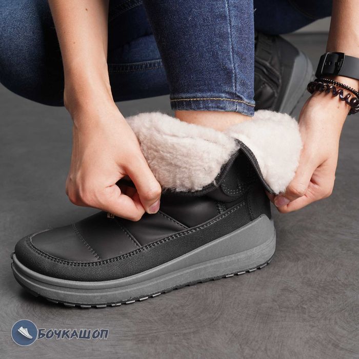 Жіночі дутики чорного кольору шкіряні непромокаючі