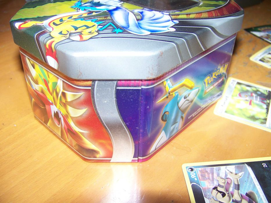 105 cartas POKÉMON + caixa metálica