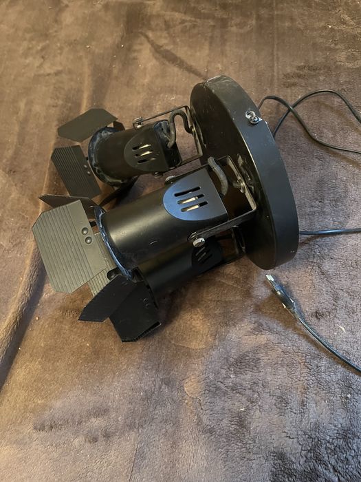 Lampa sugitowa typu spotlight z trzema regulowanymi reflektoram