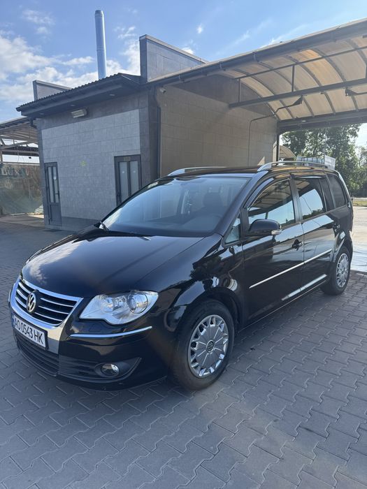 Автомобіль Volkswagen Touran
