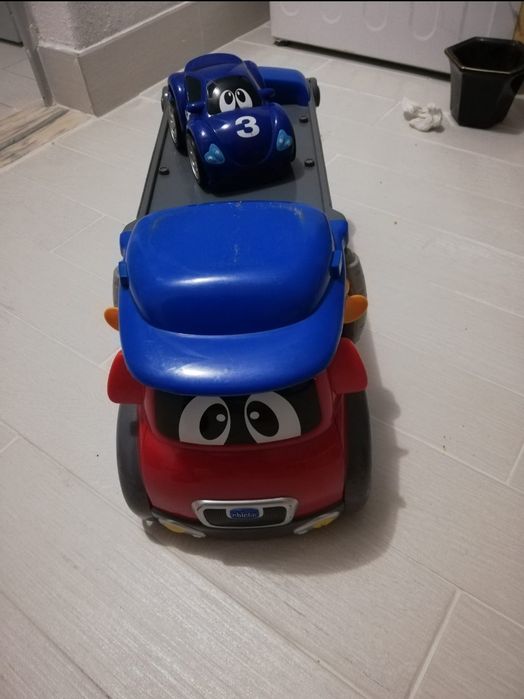Carinho alegre infantil