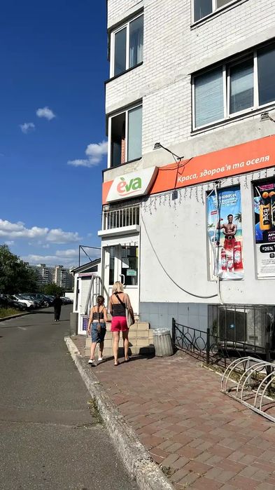 Без комісії! Фасад,Вивеска, 2 входи. Бажана 10 ,метро Осокорки  ,, є Рампа
