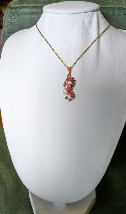 Colar Aço Dourado c/ Cavalo Marinho Esmalte NOVO