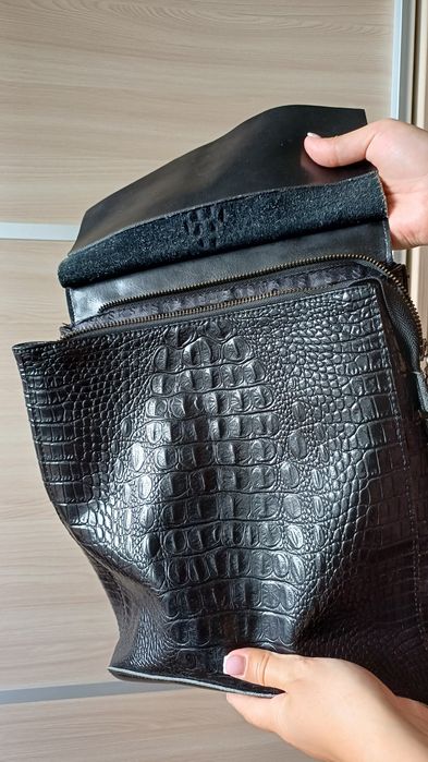 Шкіряний жіночий рюкзак з тисненням під крокодила