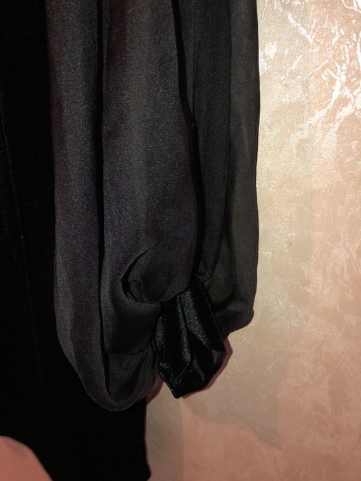 Чёрное велюровое платье с объемными рукавами