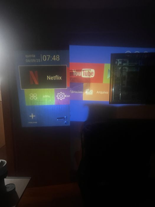 Projetor novo  com netflix