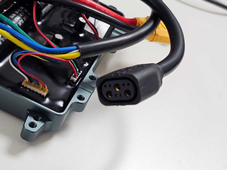 Универсальный Контроллер на електроскейт ESC Hobbywing 90A 4662W