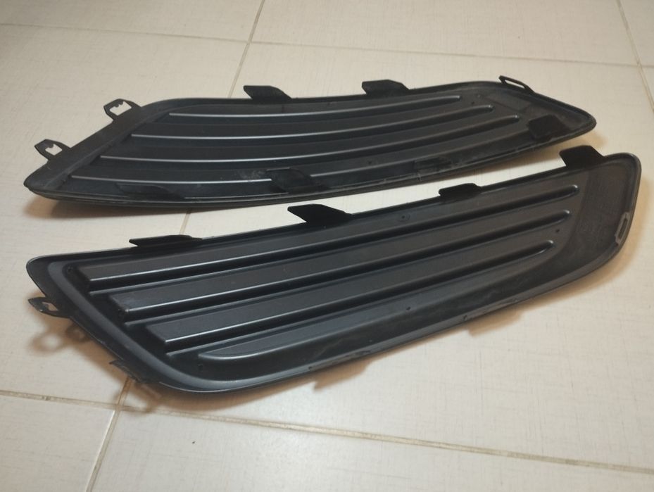 Заглушка, решітка протитуманних фар бампера Форд Фокус 3