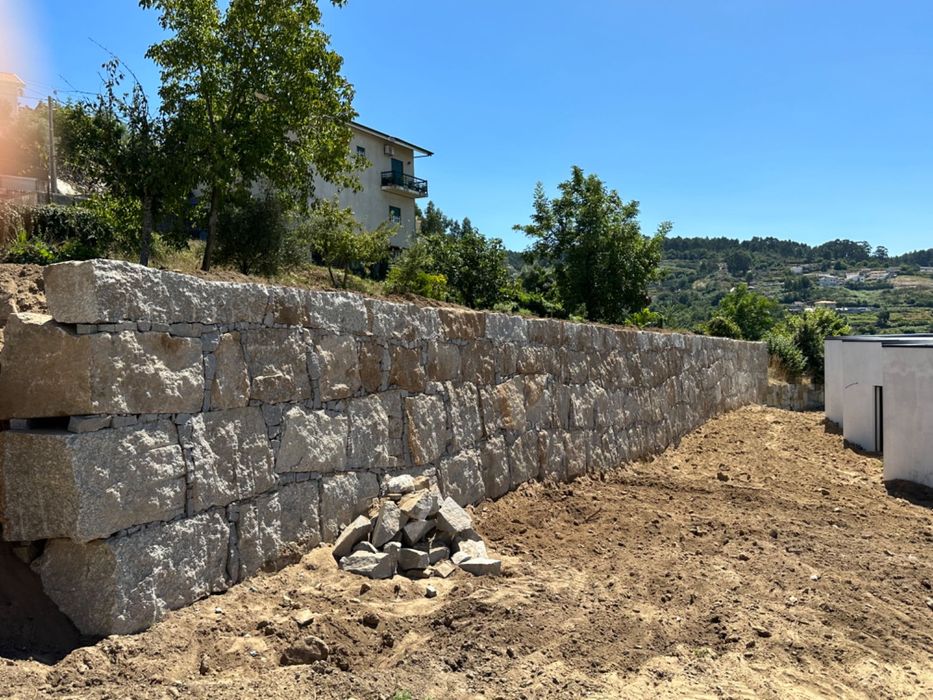 TERRAPLANAGEM e muros em pedra