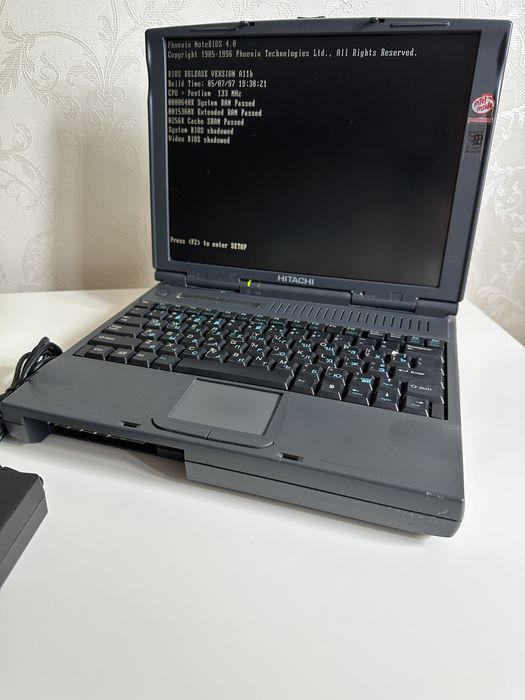 Раритет редкий ноутбук 1996 года Hitachi на Pentium MMX 133Mhz