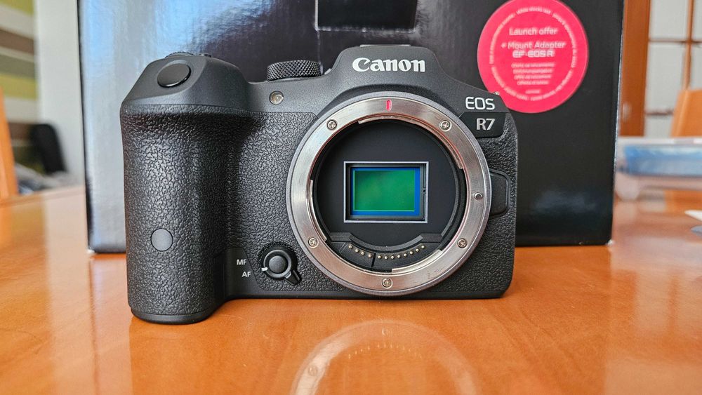 Canon EOS R7 + Adaptador RF para EF – Mirrorless APS-C 4K 60fps