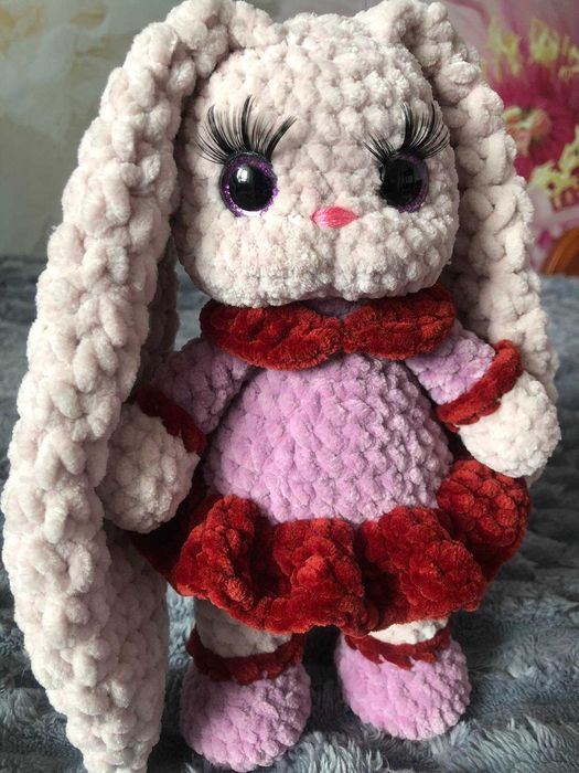 Неймовірно мила в’язана зайка — ідеальний подарунок амигуруми